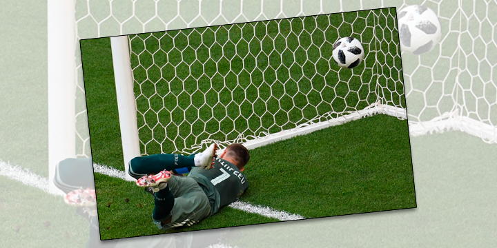 No chute de Laxalt, o toque em Cheryshev traiu o goleiro Akinfeev e surgiu o segundo gol uruguaio