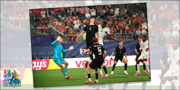 O gigante Haaland disputando a bola com Sarr - Foto: Charly Triballeau/AFP