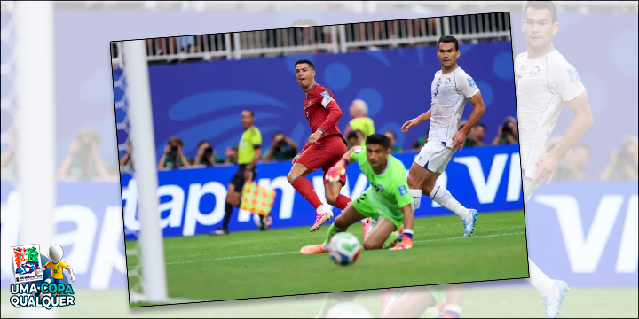 CR7 vê a bola rolar para o fundo do gol - Foto: FIFA via Getty Images