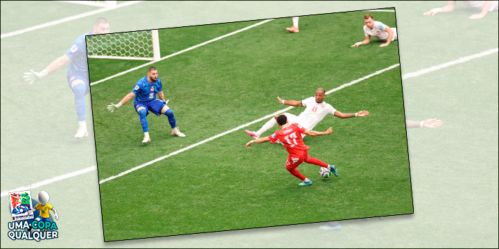 Chute de Vargas que resultou em gol para a Suíça - Foto: Fran Santiago/AFP
